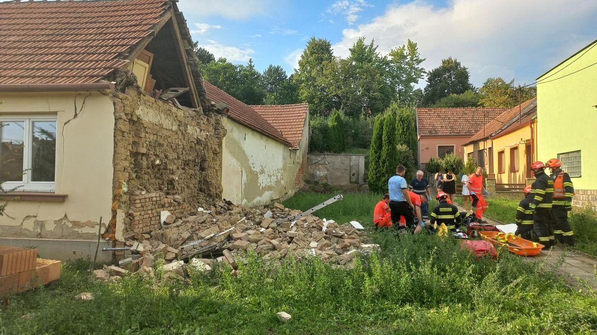 Muže zavalila stěna domu na Vyškovsku, těžce zraněného vytáhli ze sutin sousedé
